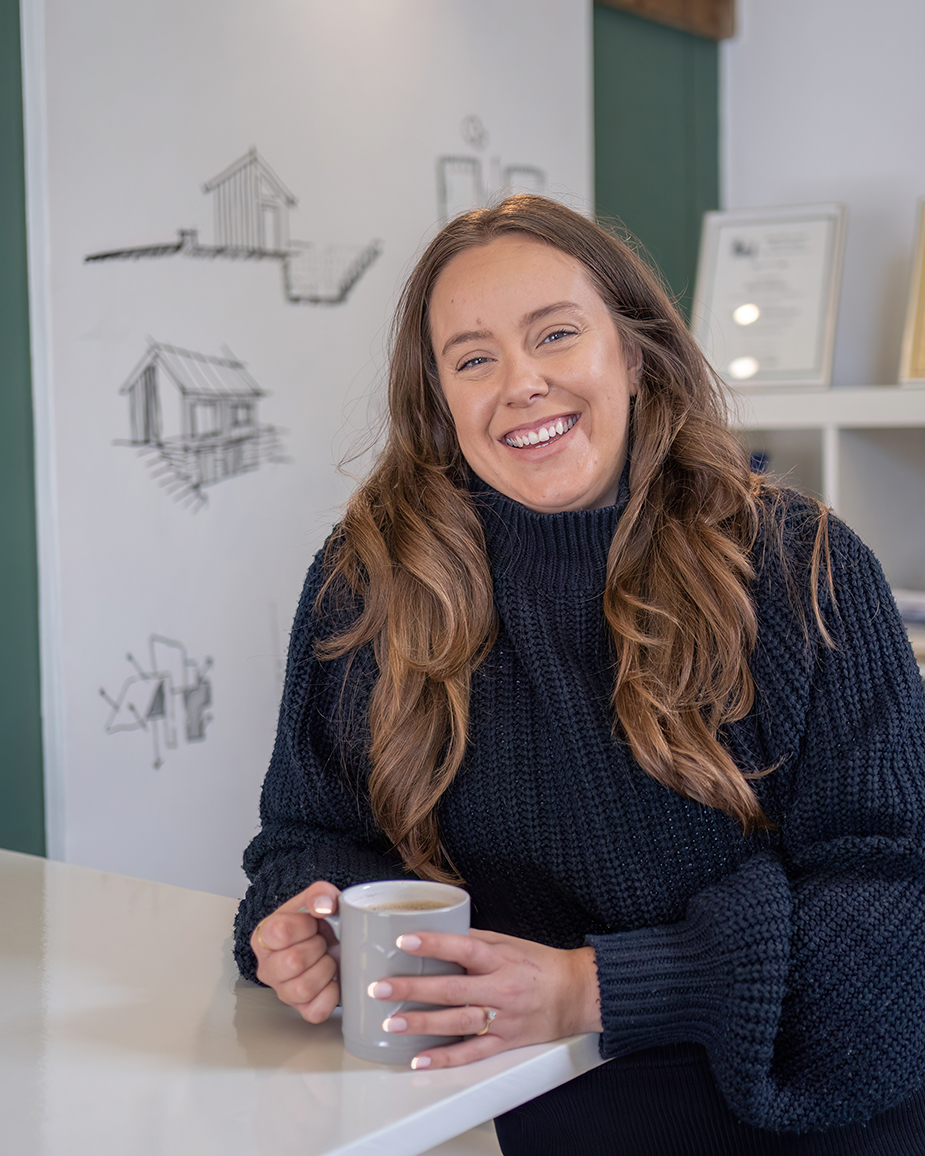 Rianna Hollis, Brown haired lady holding a coffee cup