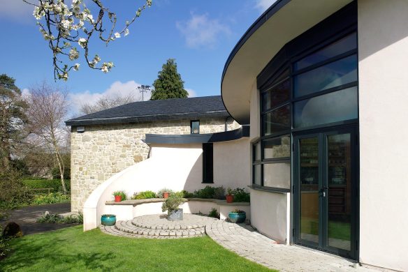 side view of beautiful terrace in front of curved house