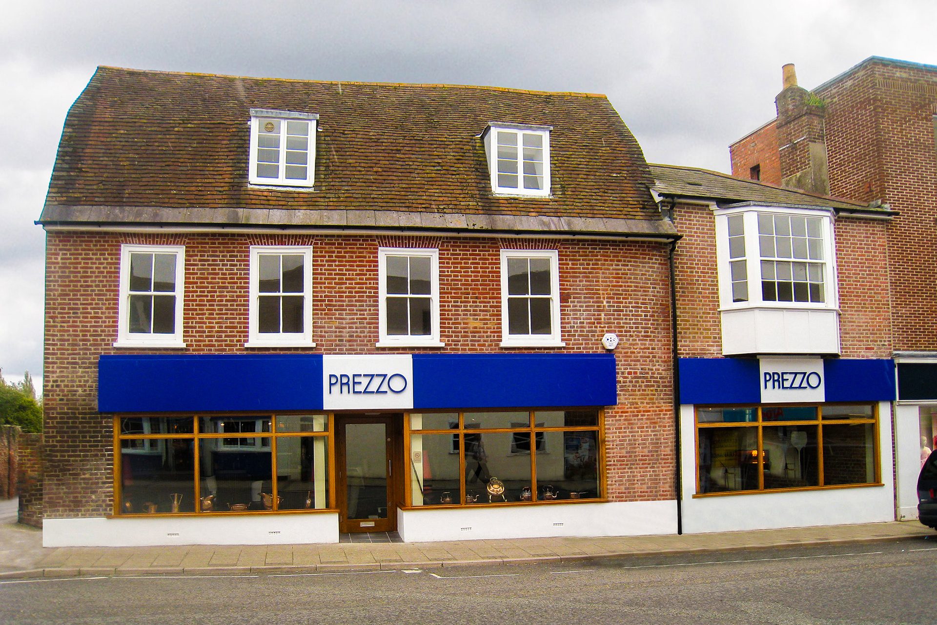 front view of building with restaurant on ground floor